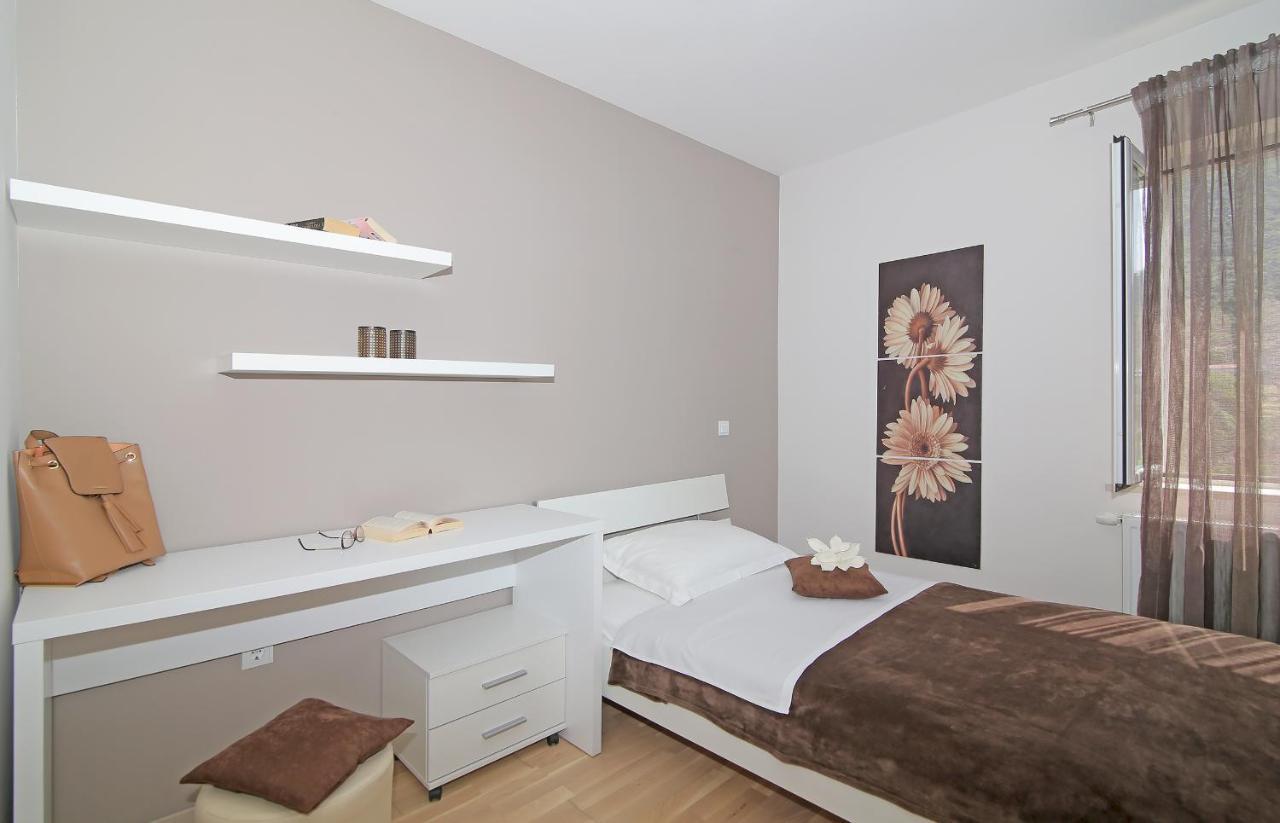 Apartment Moretic Gromaca Bagian luar foto