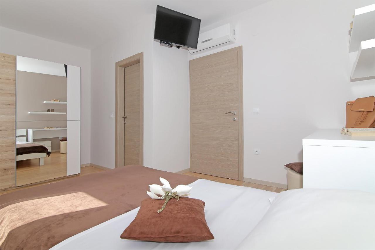 Apartment Moretic Gromaca Bagian luar foto