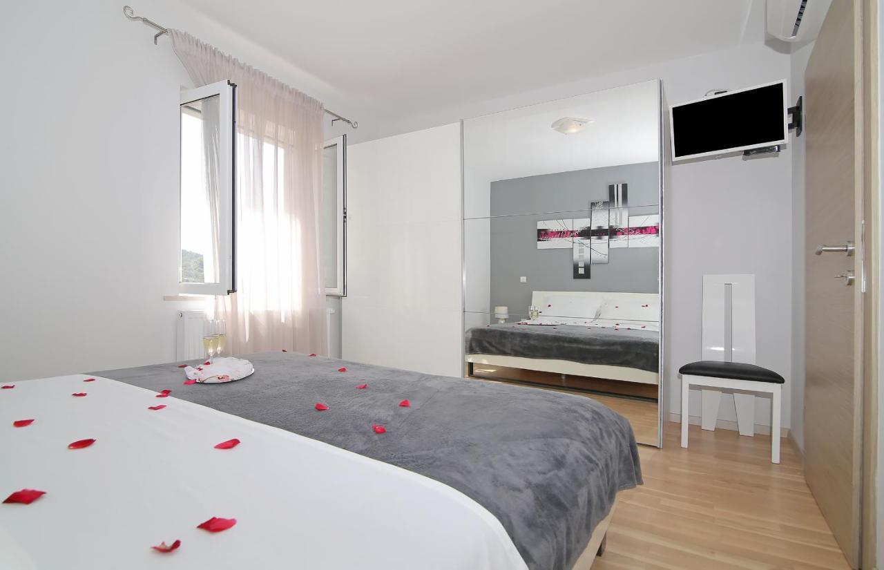 Apartment Moretic Gromaca Bagian luar foto