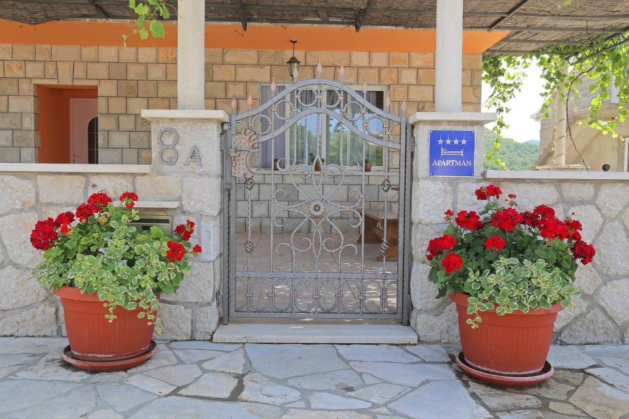 Apartment Moretic Gromaca Bagian luar foto