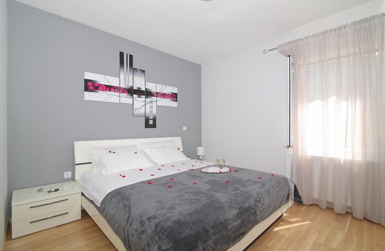 Apartment Moretic Gromaca Bagian luar foto