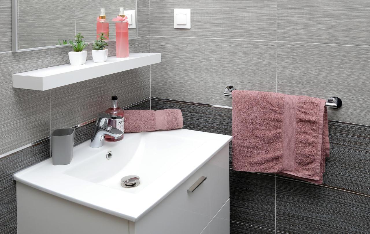 Apartment Moretic Gromaca Bagian luar foto