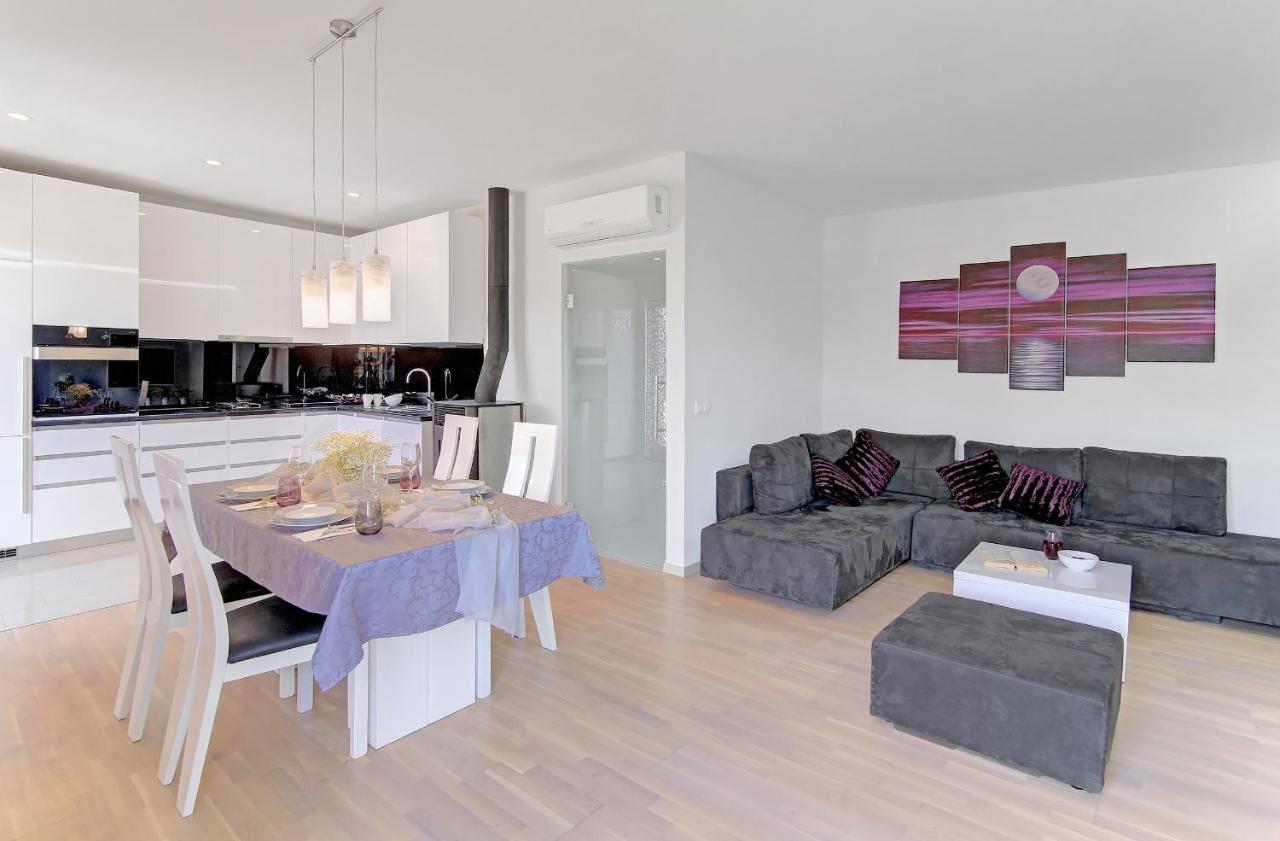 Apartment Moretic Gromaca Bagian luar foto