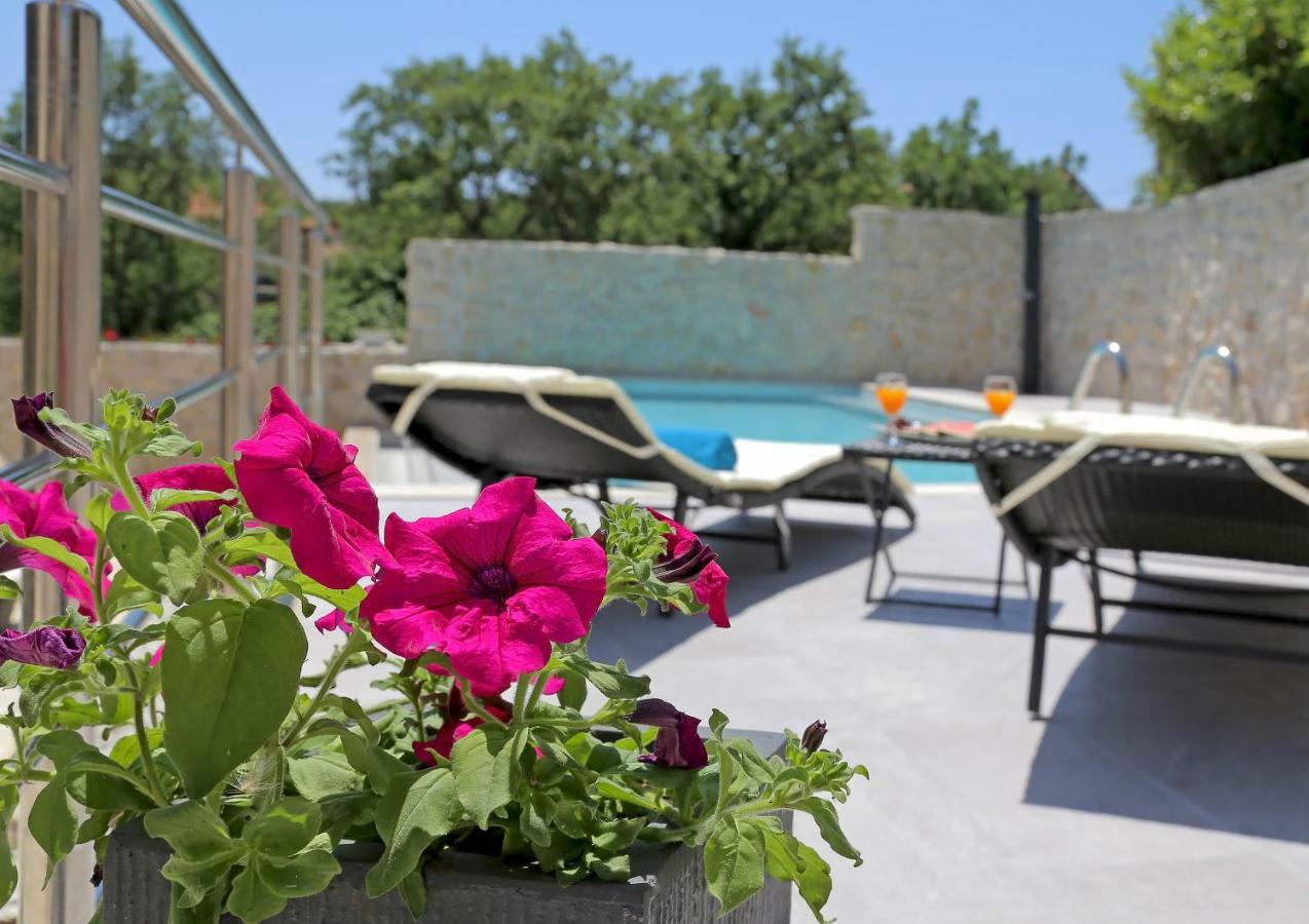 Apartment Moretic Gromaca Bagian luar foto
